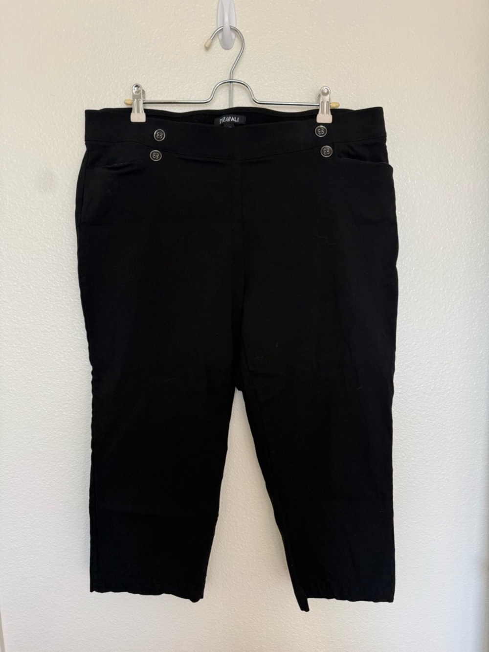 Roz & Ali Black Cropped Pull-On Pants with Button Accents